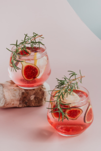 Fig and thyme cocktail in glasses